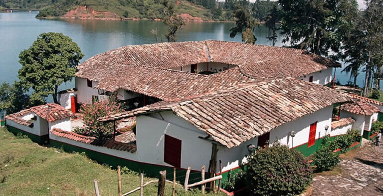 Guatapé: Consejos básicos para saber cómo llegar, qué hacer y cómo tener la mejor aventura. 6 El Museo Casa del Viejo Peñol