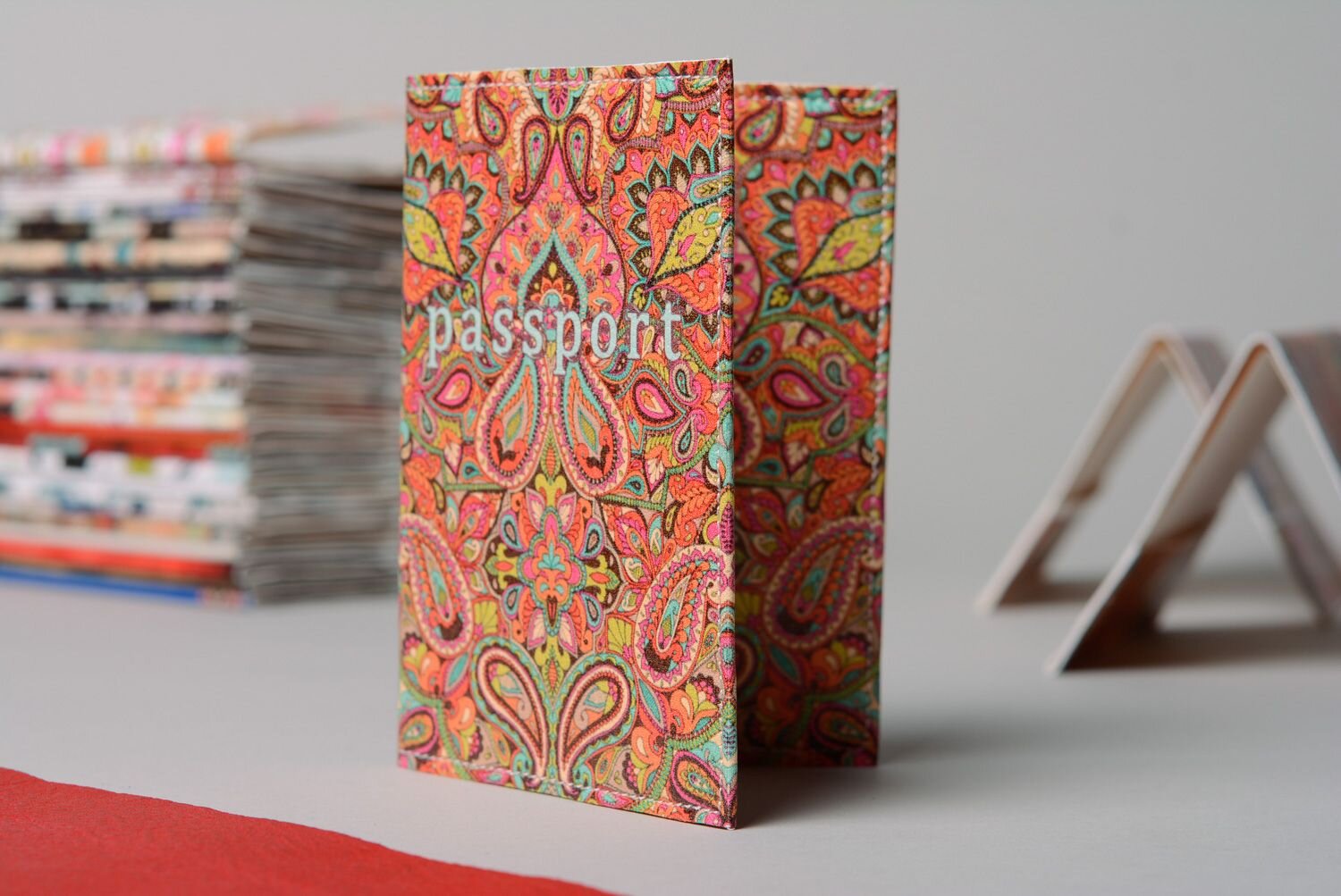 Qué regalar a un viajero para San Valentín 3 Funda para el pasaporte: protección y estilo