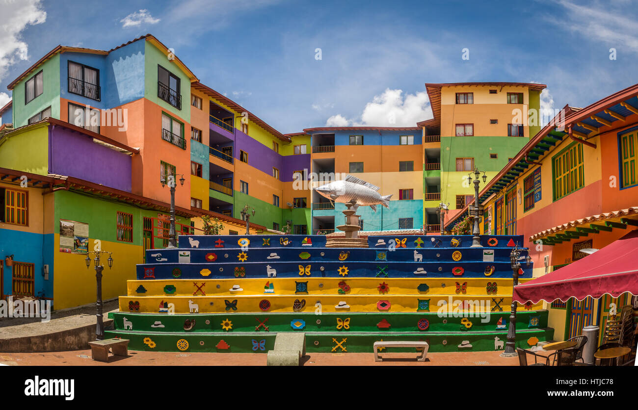Guatapé: Consejos básicos para saber cómo llegar, qué hacer y cómo tener la mejor aventura. 7 La plaza de los zócalos