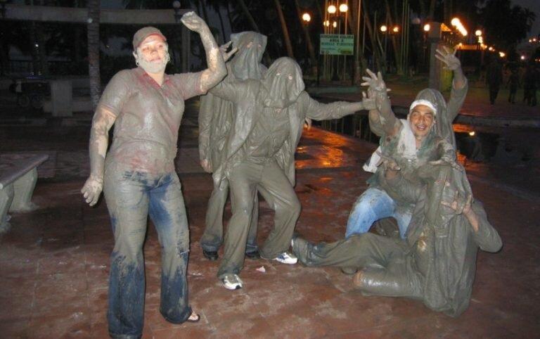 RIOHACHA: ACTIVIDADES Y LUGARES QUE DEBES VISITAR 3 Monumento a los Embarradores: Una tradición festiva
