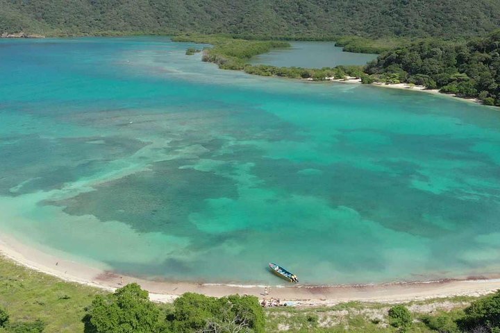 10 Playas que tienes que visitar en el Caribe Colombiano 4 Playa Chengue: un escondite entre la vegetación